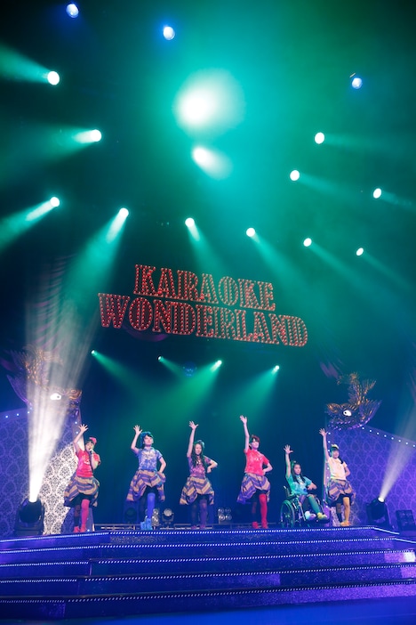 チームしゃちほこ「ホールツアー2014～僕らのカラオケワンダーランド～」初日公演の様子。