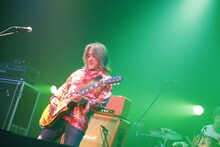 ヌパータヌ ユーユーのゲストギタリスト、橘あつや（SPARKS GO GO）（photo by KISEKI）。