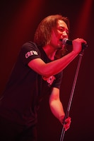 ヌパータヌ ユーユーのゲストボーカル、たちばな哲也（SPARKS GO GO）（photo by KISEKI）。