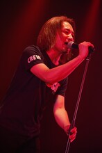 ヌパータヌ ユーユーのゲストボーカル、たちばな哲也（SPARKS GO GO）（photo by KISEKI）。