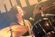 剛(Dr / WHITE ASH)(撮影:柴田恵理)