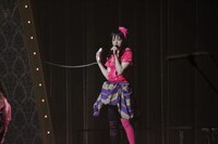 電話を受ける安藤ゆず。