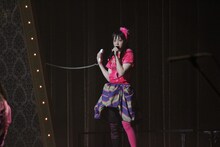 電話を受ける安藤ゆず。