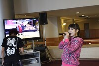 カラオケを楽しむ安藤ゆず。