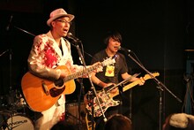 左から大槻ケンヂ、下川リオ（挫・人間）。