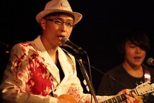 左から大槻ケンヂ、下川リオ。