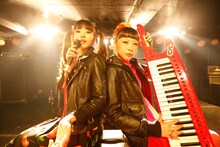 左からSpecialThanksのMisaki（Vo, G）、MIX MARKETのYUTTy（Vo）。