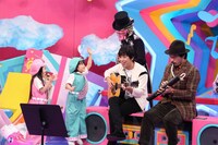 子供たちの前で楽器を演奏するスキマスイッチ。 (c)フジテレビ