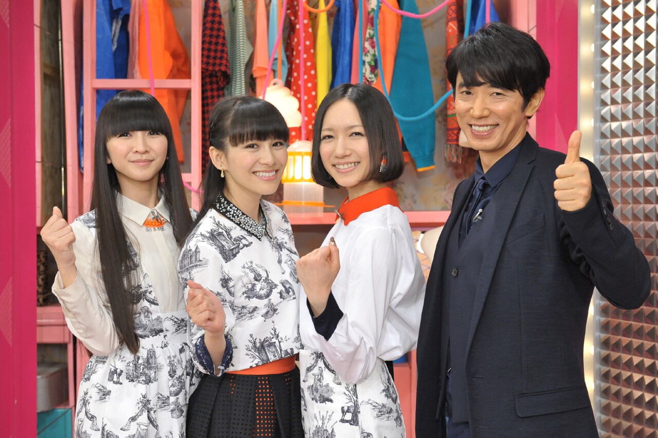 「MUSIC JAPAN」司会のPerfumeとユースケ・サンタマリア。（写真提供：NHK）