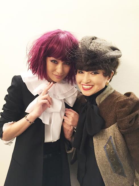 それぞれにお気に入りのウィッグを着用した中島美嘉（左）と黒柳徹子（右）。