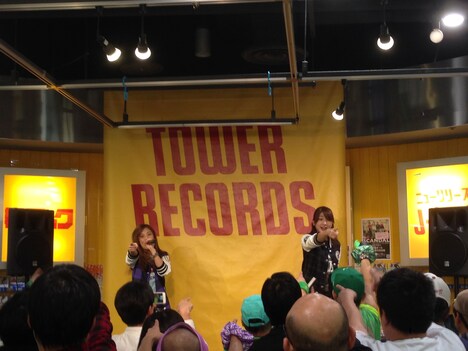 広島・タワーレコード広島店でのアップアップガールズ（仮）のリリースイベントの様子。