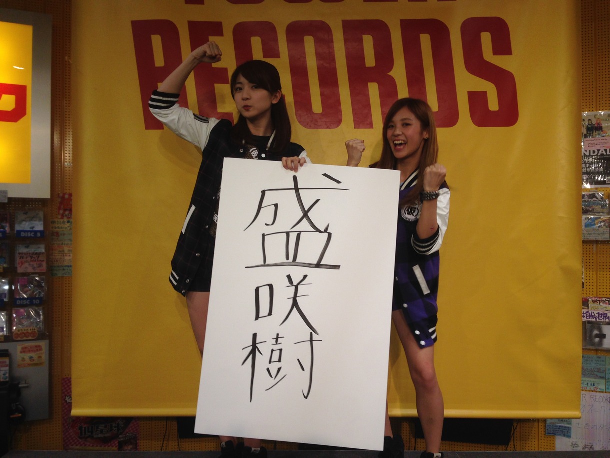 広島・タワーレコード広島店でのアップアップガールズ（仮）のリリースイベントの様子。