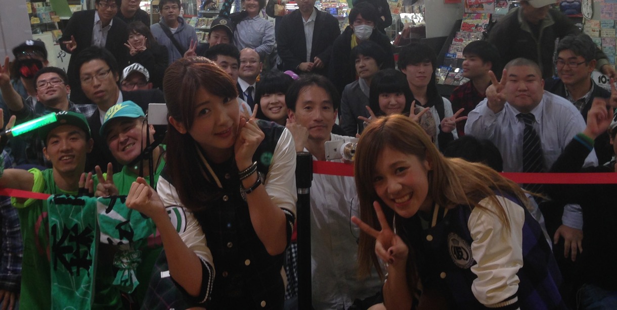 集まったファンと記念撮影する森咲樹、佐藤綾乃。
