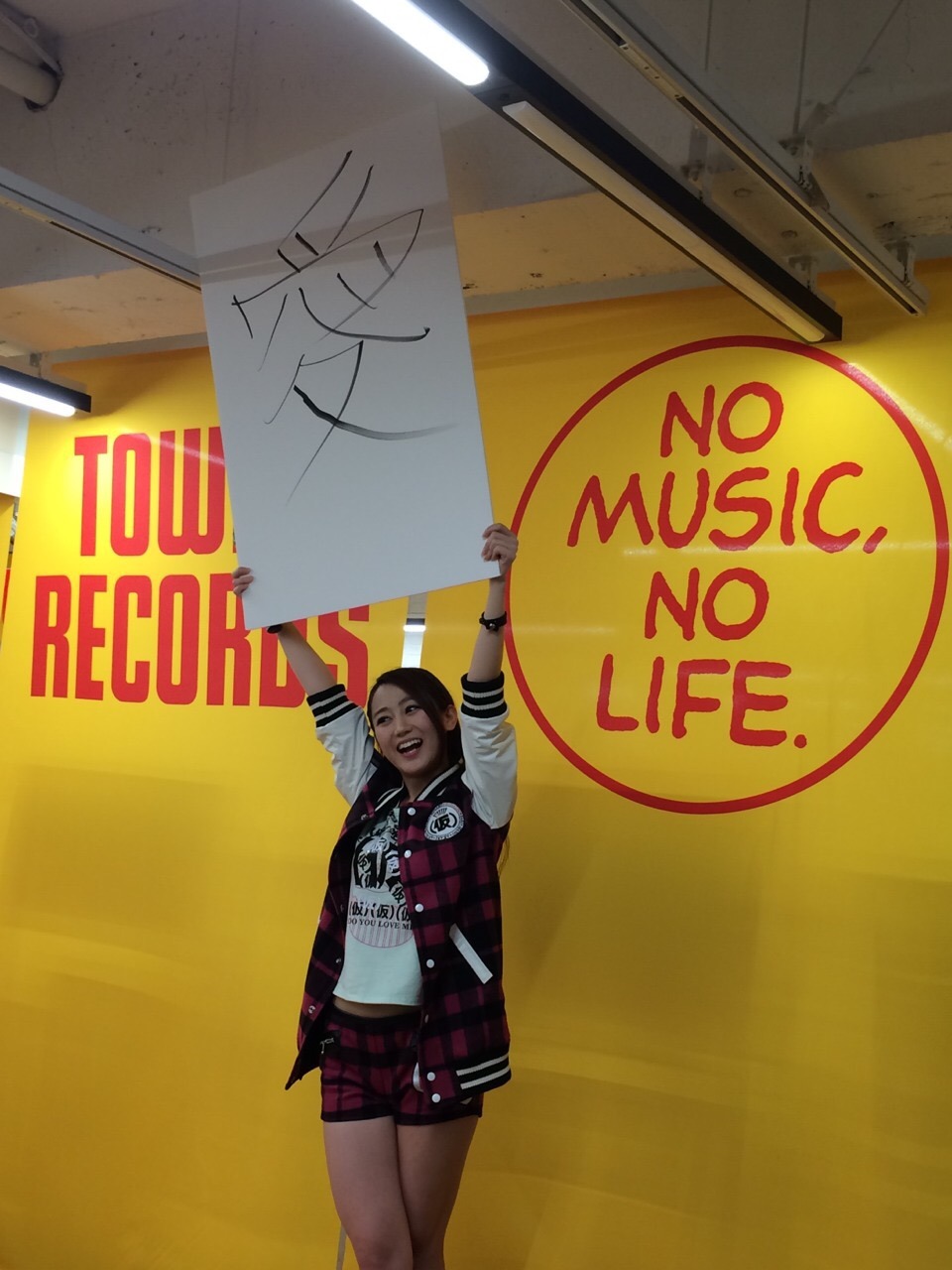 北海道・タワーレコード札幌ピヴォ店でのアップアップガールズ（仮）のリリースイベントの様子。
