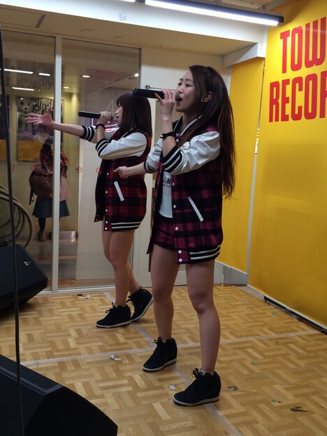北海道・タワーレコード札幌ピヴォ店でのアップアップガールズ（仮）のリリースイベントの様子。