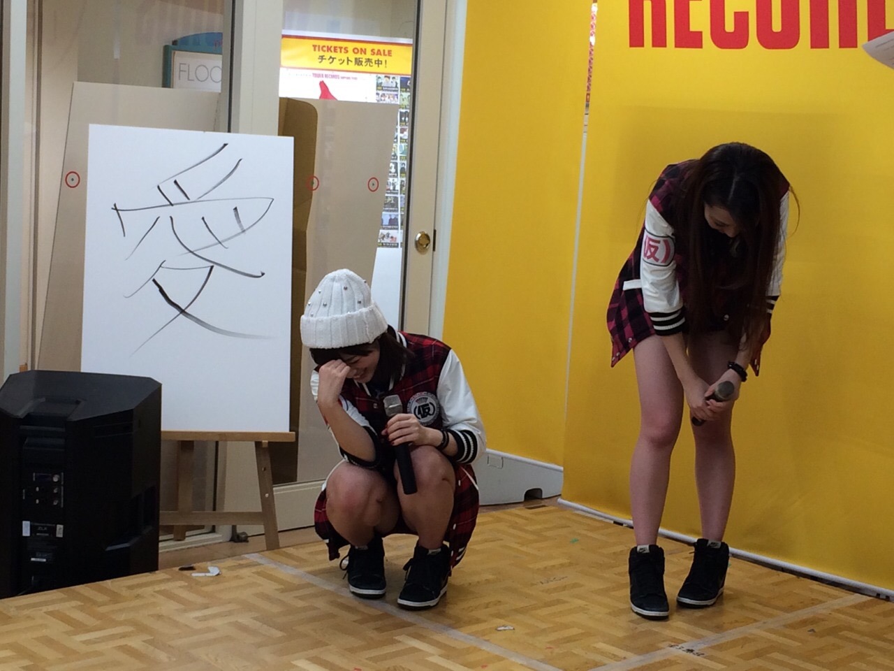 新たな目標を告げられうなだれる仙石みなみ、古川小夏。