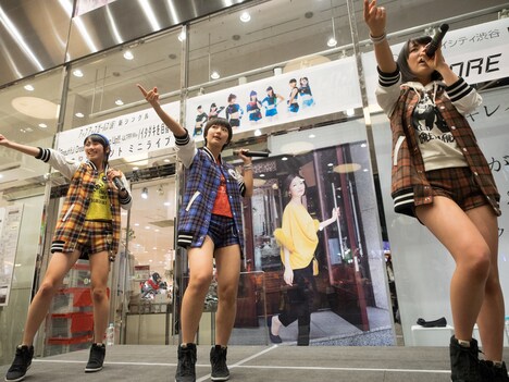 東京・マルイシティ渋谷店でのアップアップガールズ（仮）のリリースイベントの様子。