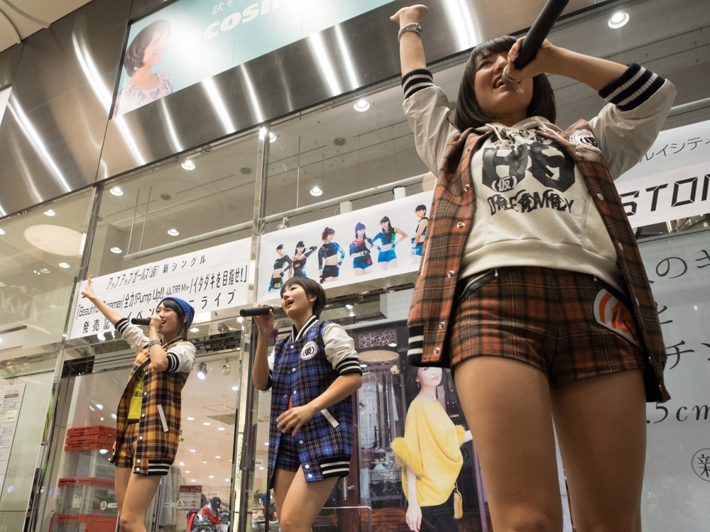 東京・マルイシティ渋谷店でのアップアップガールズ（仮）のリリースイベントの様子。
