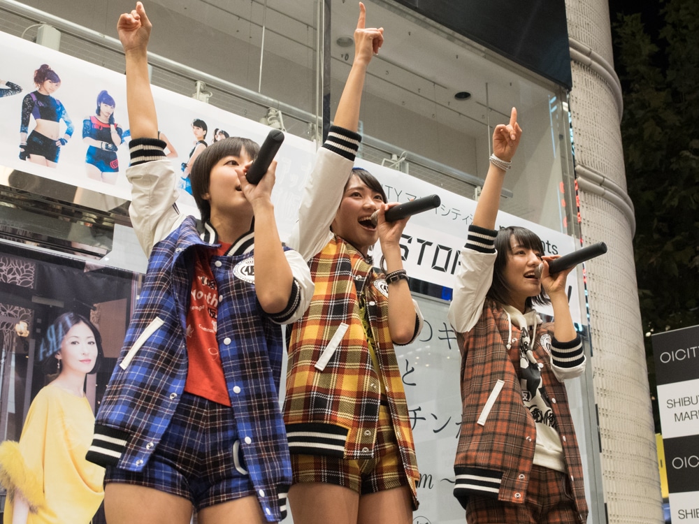 東京・マルイシティ渋谷店でのアップアップガールズ（仮）のリリースイベントの様子。