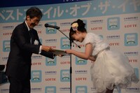 表彰状を受け取る橋本環奈。