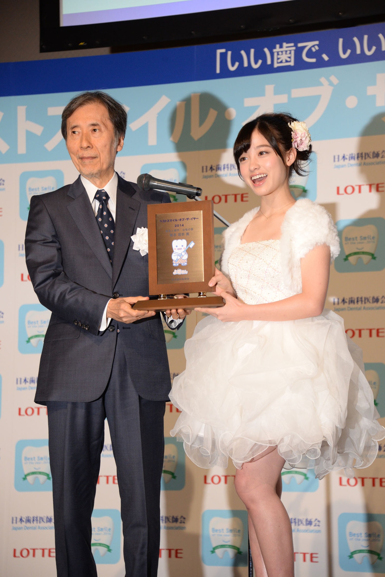 記念盾を手にする橋本環奈。