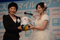 記念盾を手にする橋本環奈。