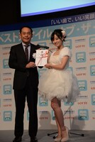 目録を手にする橋本環奈。