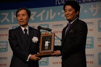 記念盾を手にする坂上忍。