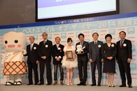 「ベストスマイル・オブ・ザ・イヤー2014」授賞式の様子。