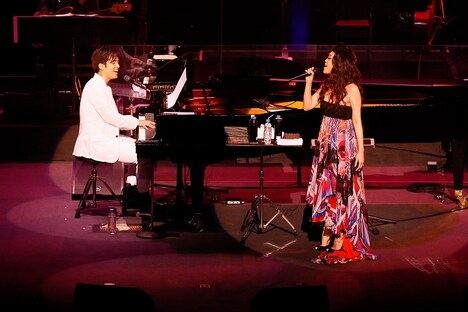 左からK、JUJU。