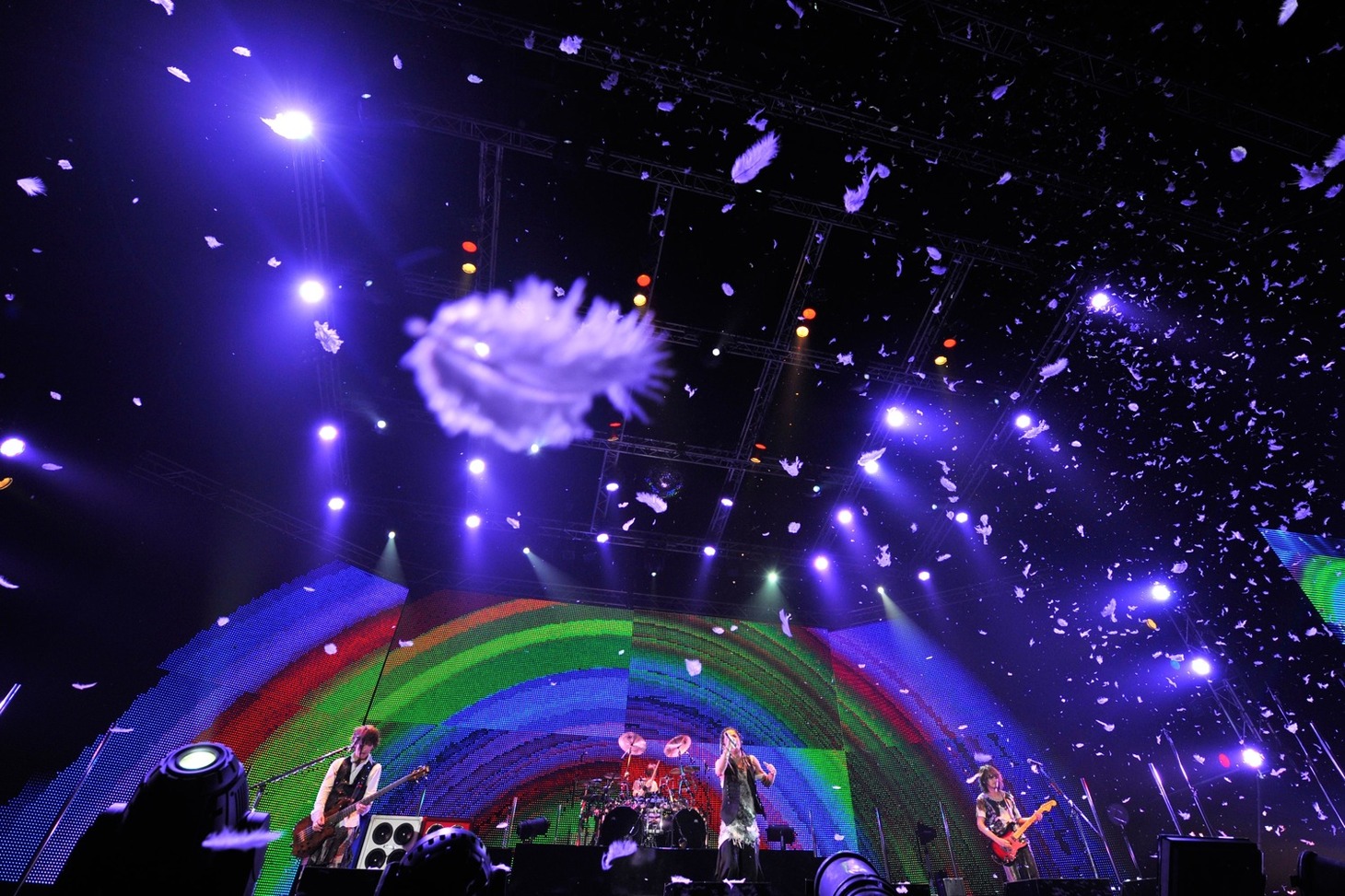 「Over The L'Arc-en-Ciel」メインビジュアル (c)2014 MAVERICK DC