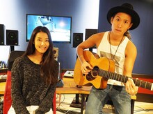 左からすみれ、平井大。