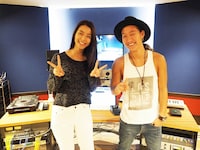 左からすみれ、平井大。