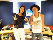 左からすみれ、平井大。