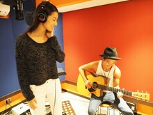 左からすみれ、平井大。