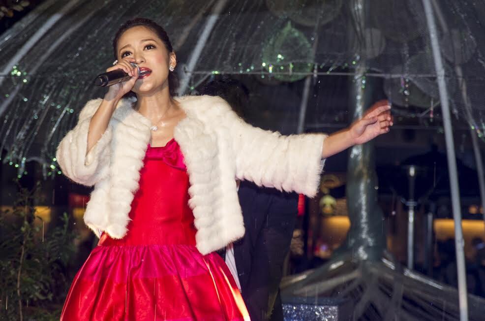 chay、光と雪の中で歌ったイルミネーション点灯式