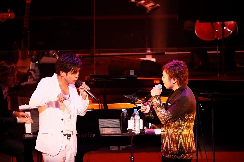 左からK、三浦大知。