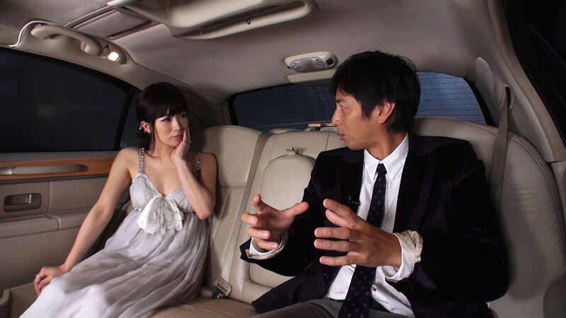 「V.I.P.-椎名林檎-」のワンシーン。リムジンの中でトークを繰り広げる椎名林檎と徳井義実（チュートリアル）。
