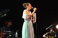 ピアニカを手に歌う加藤いづみ。