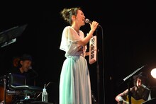 ピアニカを手に歌う加藤いづみ。