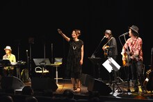 観客と一緒に「もう少しお金持ちなら」を歌う加藤いづみ。