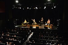 観客と一緒に「もう少しお金持ちなら」を歌う加藤いづみ。