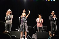 観客の声援に答える加藤いづみと演奏メンバー。