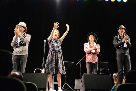観客の声援に答える加藤いづみと演奏メンバー。