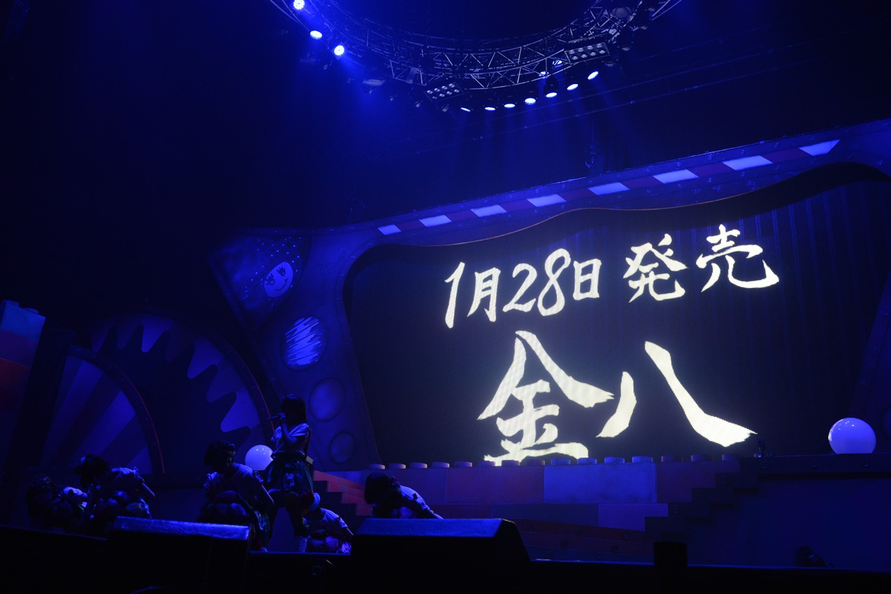 2ndアルバム「金八」のリリース発表時のステージの様子。