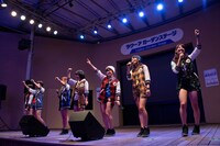 アップアップガールズ（仮）によるリリースイベントの様子。