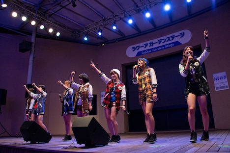 アップアップガールズ（仮）によるリリースイベントの様子。