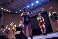 各地でのリリースイベントの様子を語る関根梓。