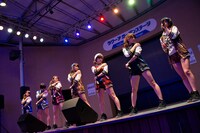 アップアップガールズ（仮）によるリリースイベントの様子。