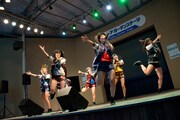 アップアップガールズ（仮）によるリリースイベントの様子。